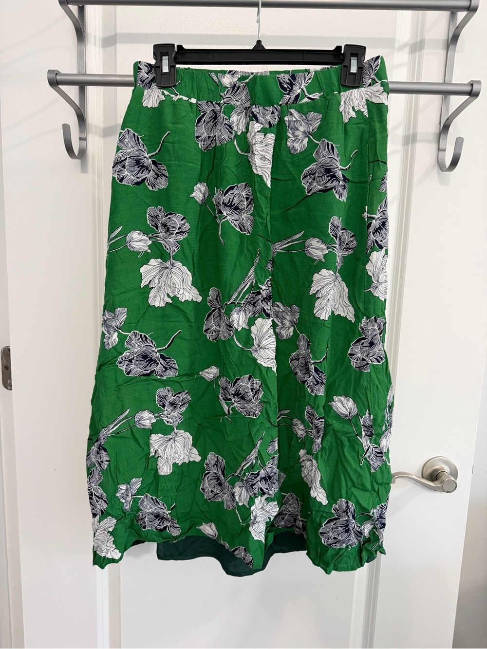 MELLODAY Green Floral Midi Skirt with White & Gray Blooms